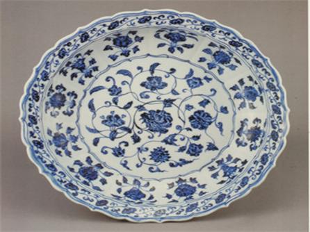 青花缠枝莲菱花口盘  明宣德（1426-1435年）