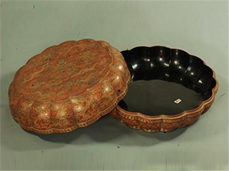  填漆戗金云龙菊瓣盒 清（1644-1911年）