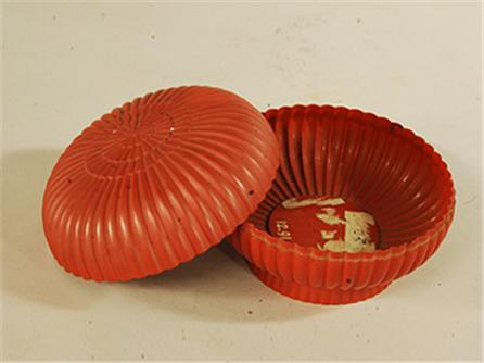  脱胎朱漆菊瓣盒 清乾隆（1736-1795年）