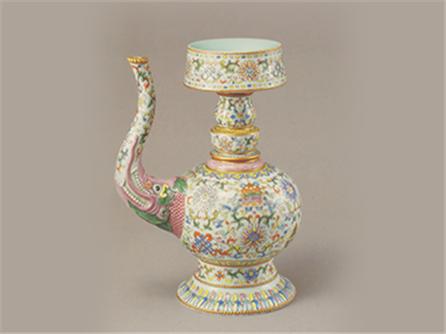  乾隆款粉彩八宝纹贲巴壶 清乾隆（1736-1795年）